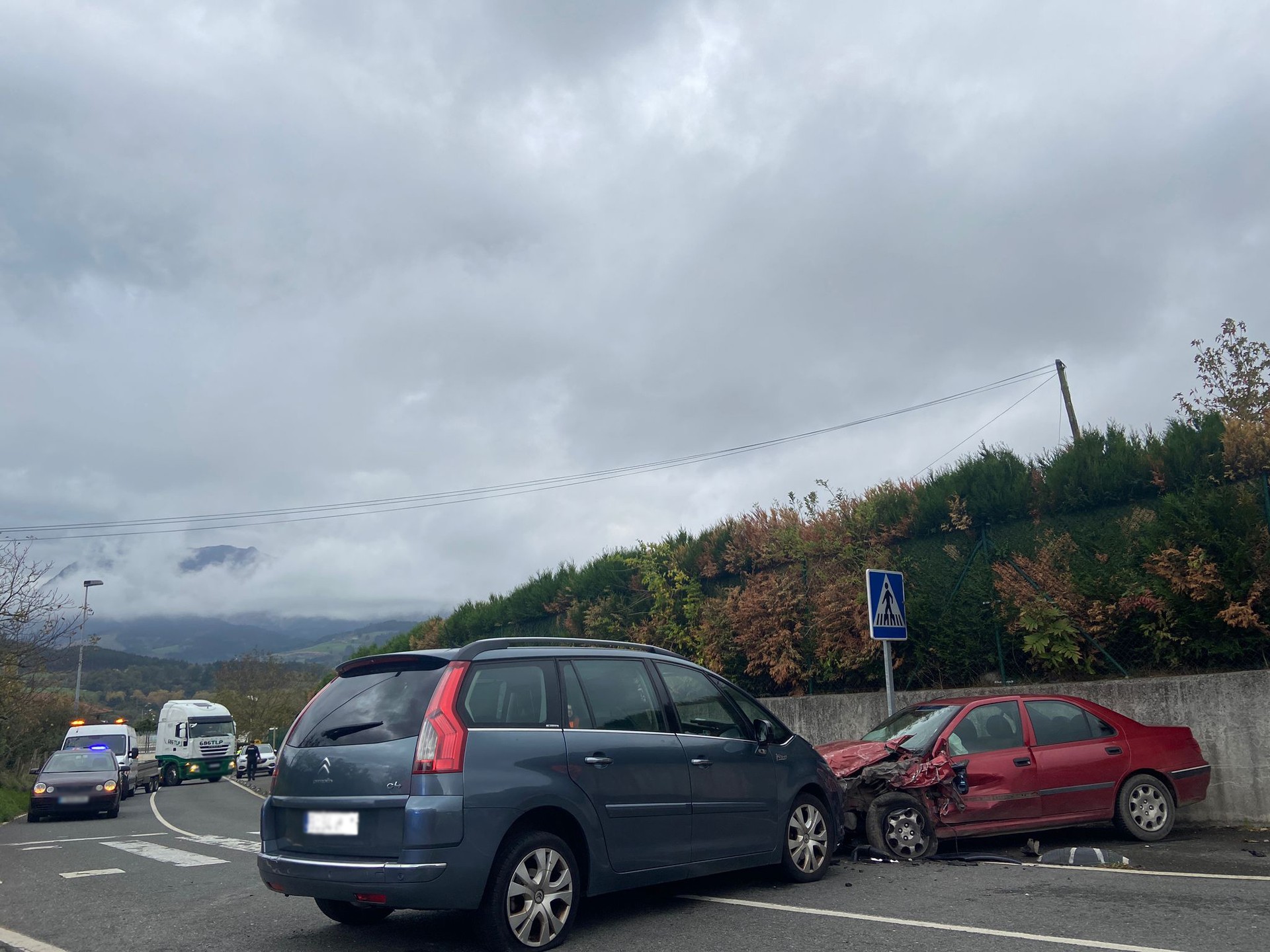 Auto gidari bi ospitalera eraman dituzte Abadiñon izandako istripuan
