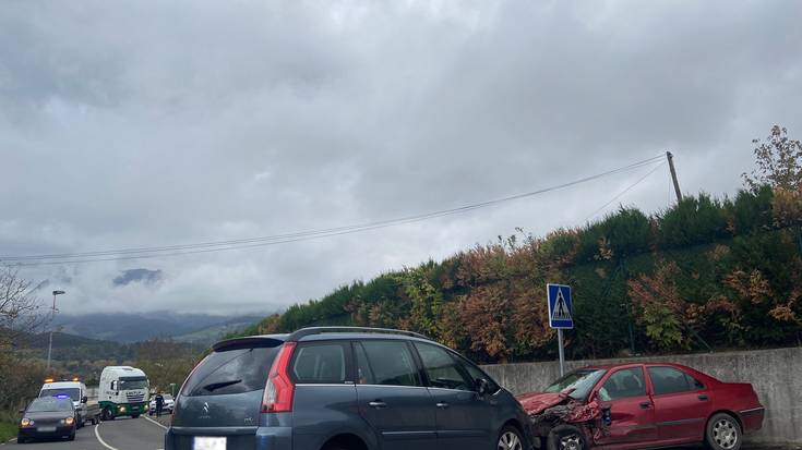 Auto gidari bi ospitalera eraman dituzte Abadiñon izandako istripuan