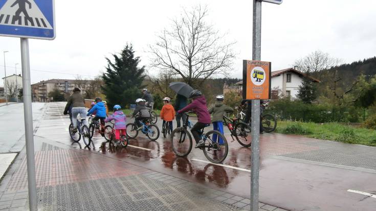 Eskolarako bidea bizikletan, oinez edo patinetean egiteko ekimena