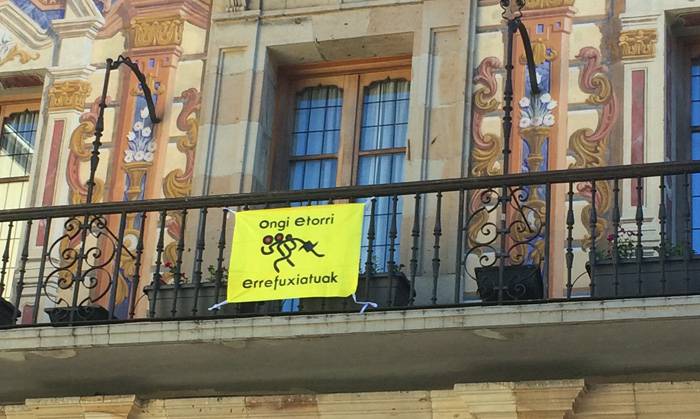 Errefuxiatuen aldeko bandera eskegi dute Durangoko udaletxean