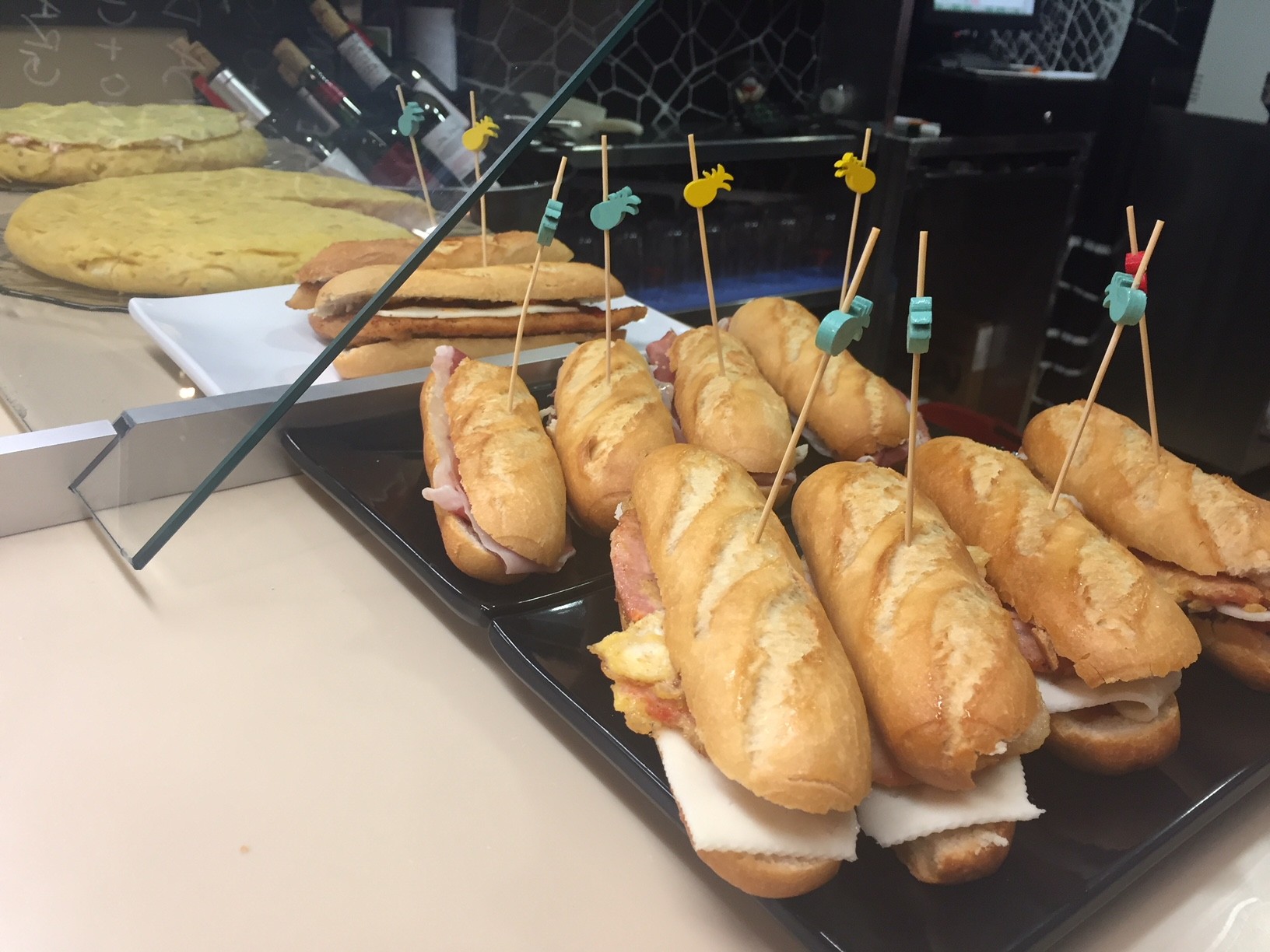 Pintxo-potea eguenetik astelehenera aldatzeko sinadurak biltzen ari dira Durangaldean