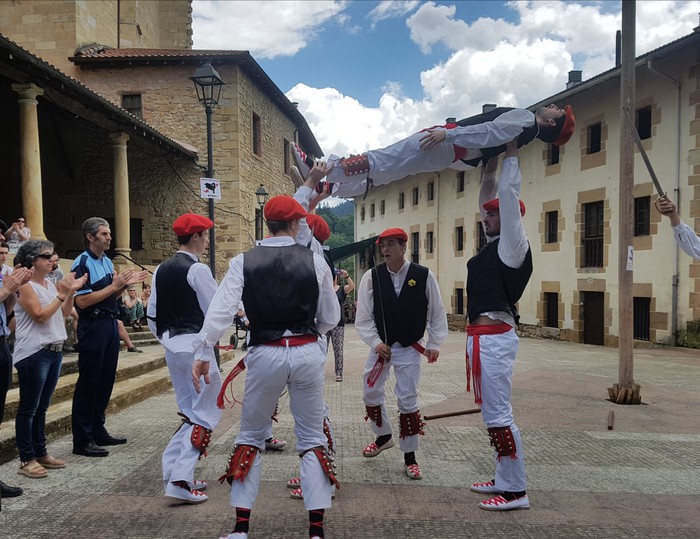 Berrizko dantzariek Jon Barcena gogoan izan dute - 4