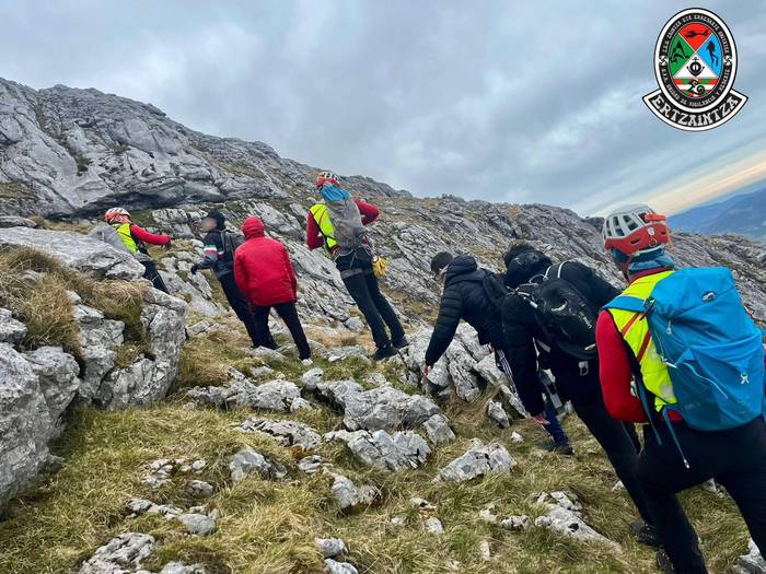 Lau mendizale erreskatatu dituzte Anboton, haizeagaz ez aurrera ez atzera gelditu ostean