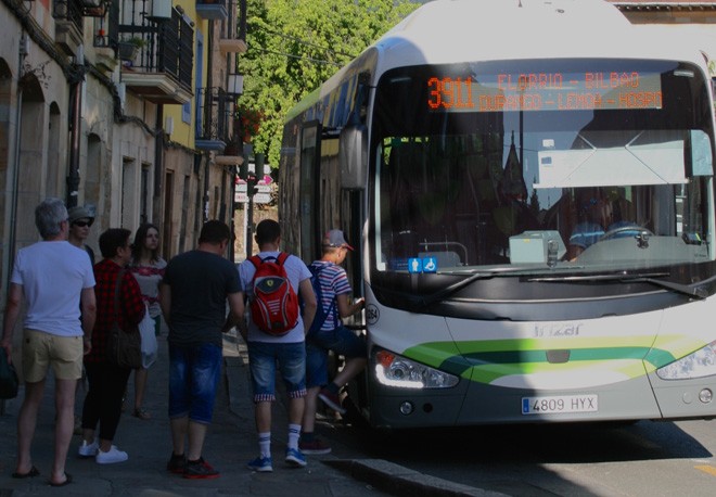 Autobus zerbitzu berezia jarri dute Ferixa Nausikoei begira