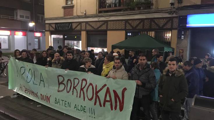 [ARGAZKIAK] Abadiñoko herritarrek elkartasuna adierazi diete Astolako kiroldegiko langileei