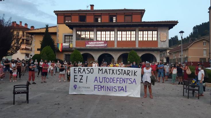 Elkarretaratzea egin dute Zaldibarren azken eraso matxista salatzeko