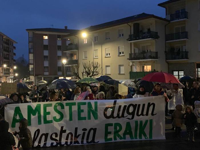 Elkarretaratze zaratatsua egin dute Zaldibarren eskolako patioaren alde