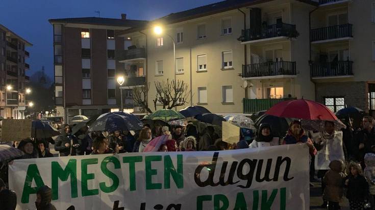 Elkarretaratze zaratatsua egin dute Zaldibarren eskolako patioaren alde