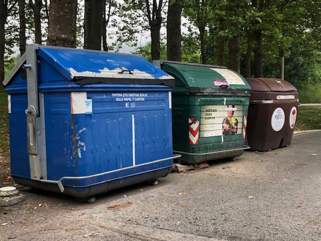 Kurutzondoko edukiontzi batean txakurkumeak abandonatuta utzi izana gaitzetsi du Elorrioko Udalak