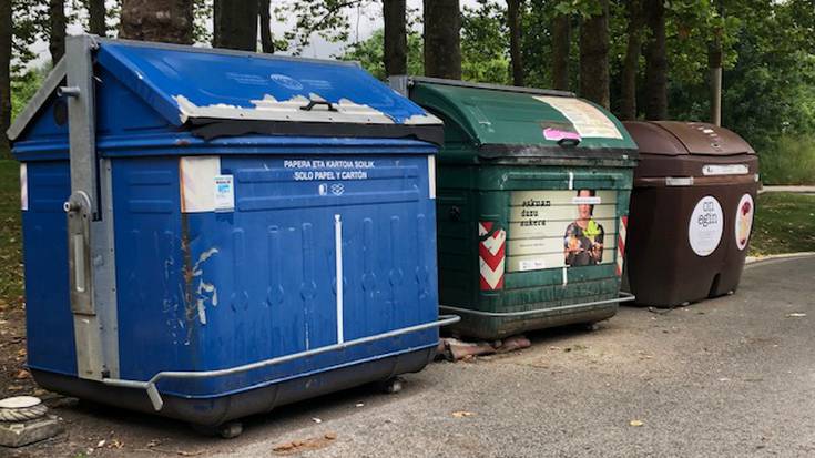Kurutzondoko edukiontzi batean txakurkumeak abandonatuta utzi izana gaitzetsi du Elorrioko Udalak