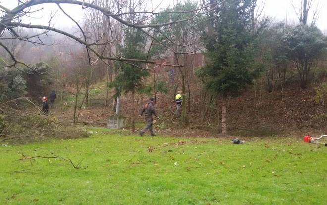 Aramotz auzoan garbiketa egin dute auzolanean, eta udalaren "pasibotasuna" salatu dute