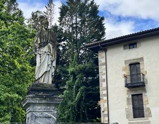 Pinondoko gurutzea eta Pablo Pedro Astarloaren eskultura zaharberrituko dituzte