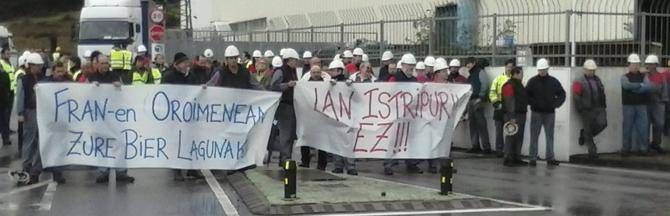 Bihotzekoak jota Layden hildako beharginaren oroimenez kontzentrazioa egin dute