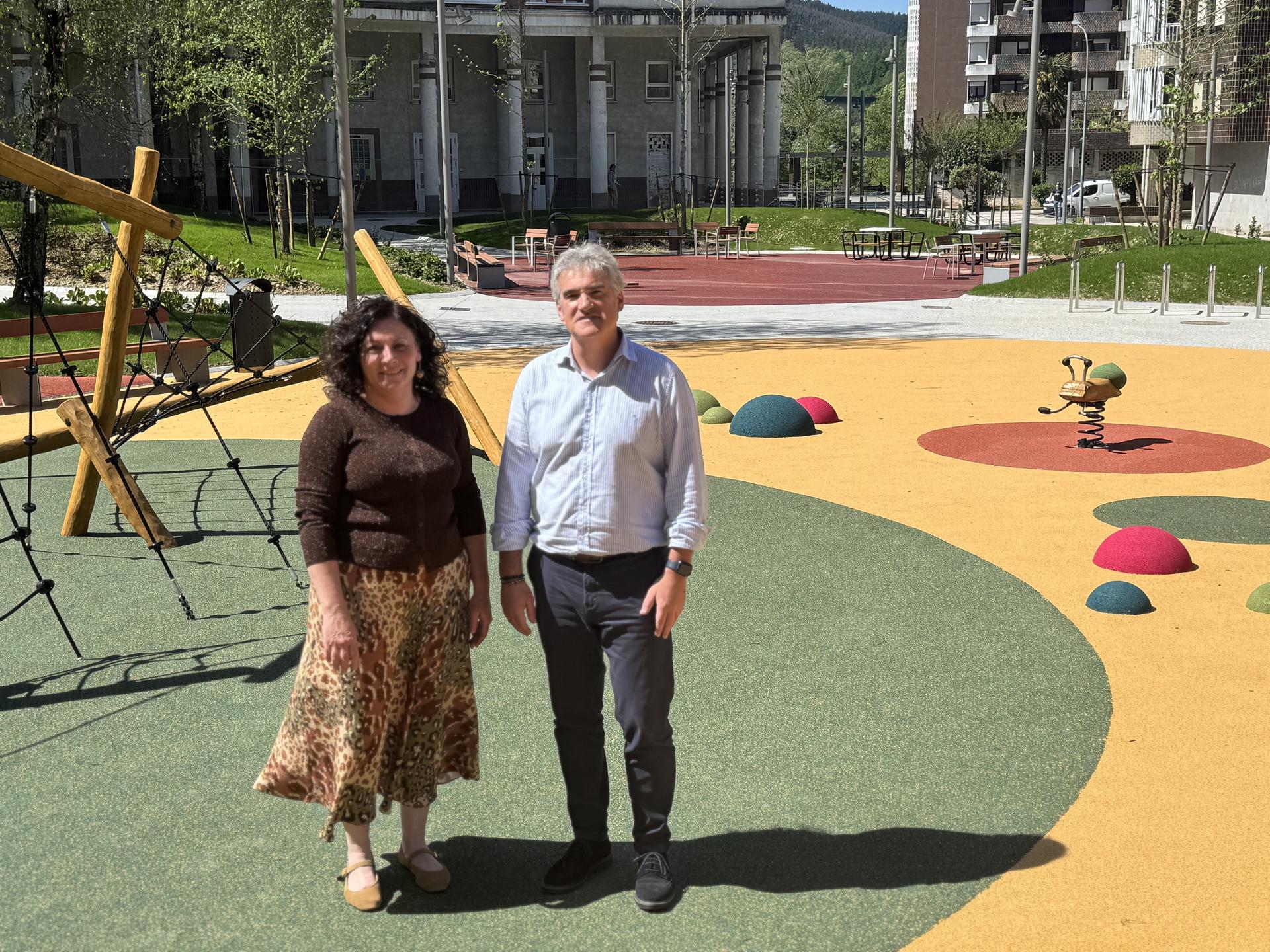 Jauregizahar plaza berritzeko lanak amaitu dituzte Zornotzan