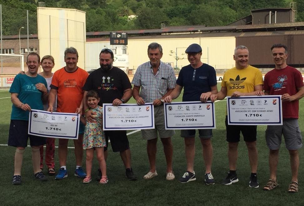 Beteranoen futbol torneoan batutako 6.840 euroak banatu dituzte