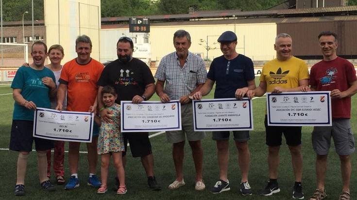 Beteranoen futbol torneoan batutako 6.840 euroak banatu dituzte