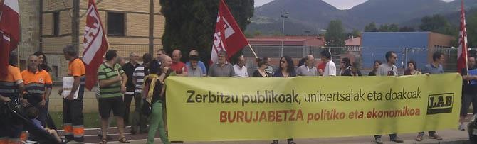 LABek kalitatezko zerbitzu publikoak eskatu ditu