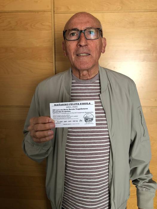 Tomas Urretabizkaiak 300 euro eta finalerako sarrera bi irabazi ditu Mañariko pilota eskolako errifan