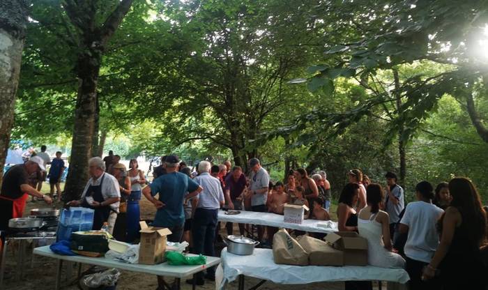 Bero handiak ez du jai giroa eragotzi Izurtzako Aste Kulturalean