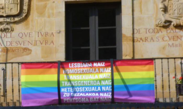 LGTB kolektiboa babestu dute Durangoko eta Elorrioko udalek