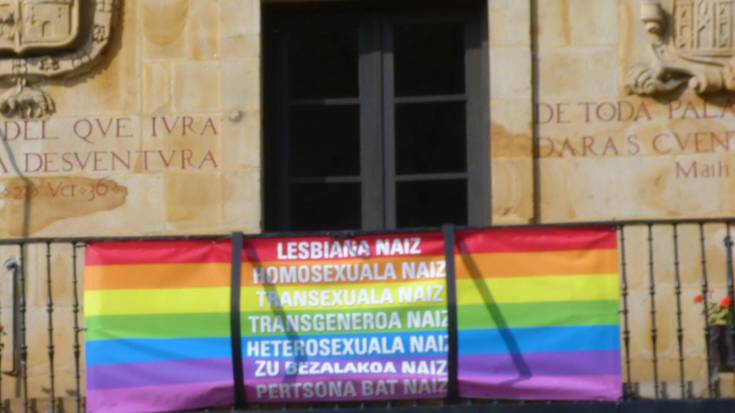 LGTB kolektiboa babestu dute Durangoko eta Elorrioko udalek