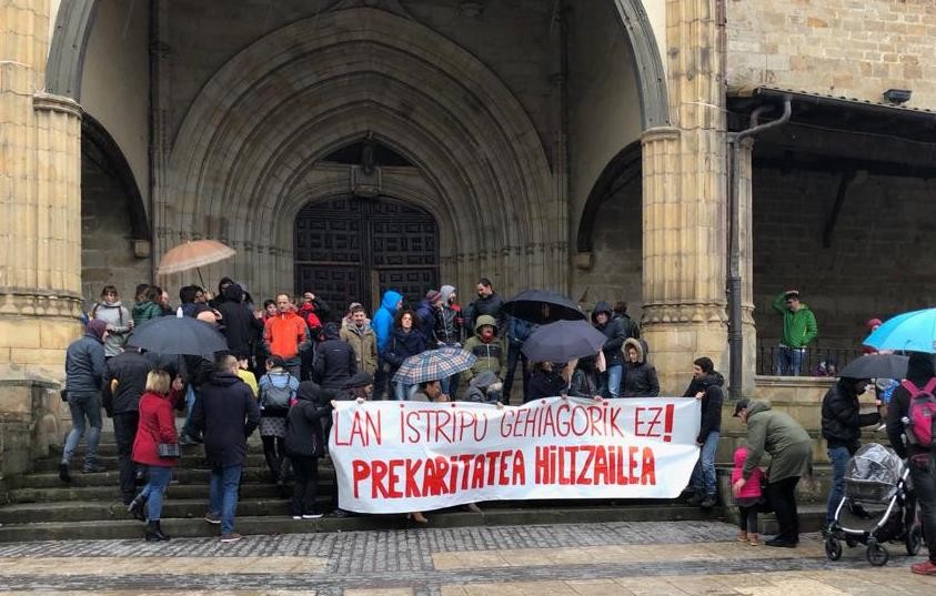 Correoseko langilearen heriotza salatzeko elkarretaratzea egin dute Elorrion