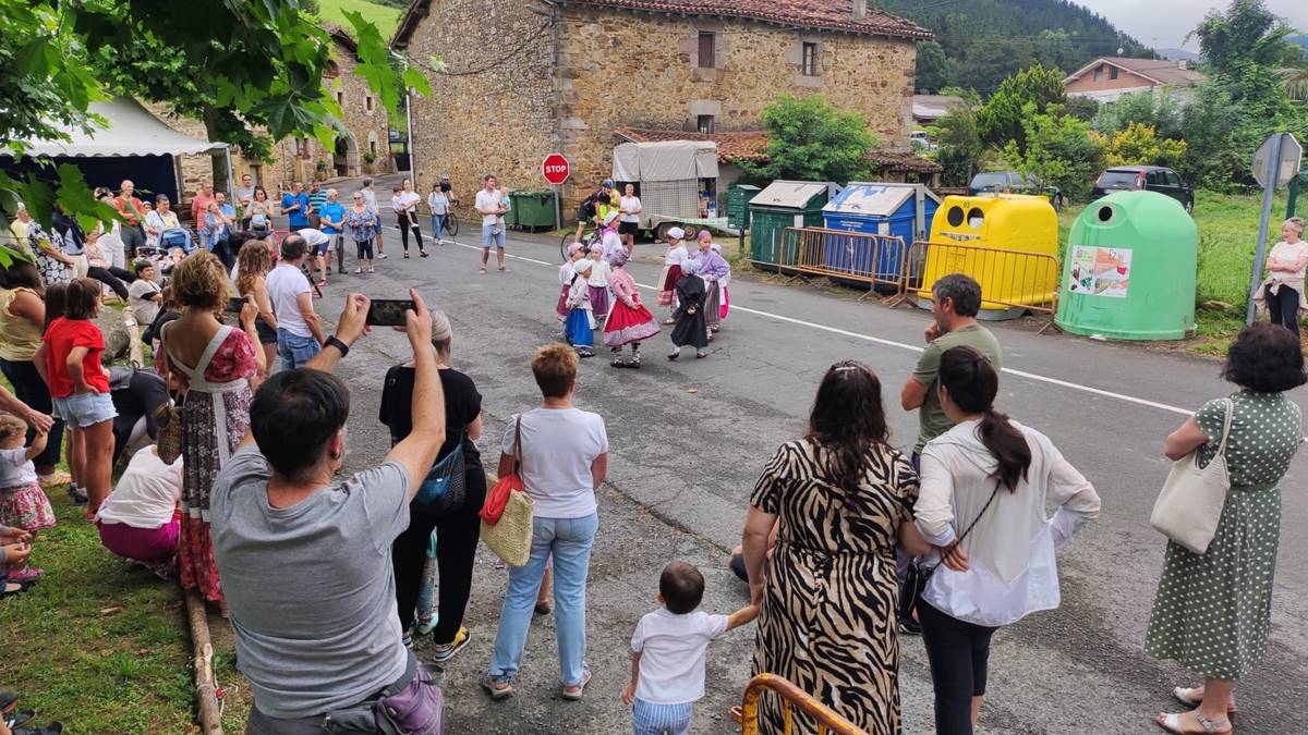 [EGITARAUA]: Herri bazkaria, afari musikatua eta musika Atxondoko Santixa auzoko jaietan
