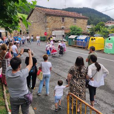 [EGITARAUA]: Herri bazkaria, afari musikatua eta musika Atxondoko Santixa auzoko jaietan