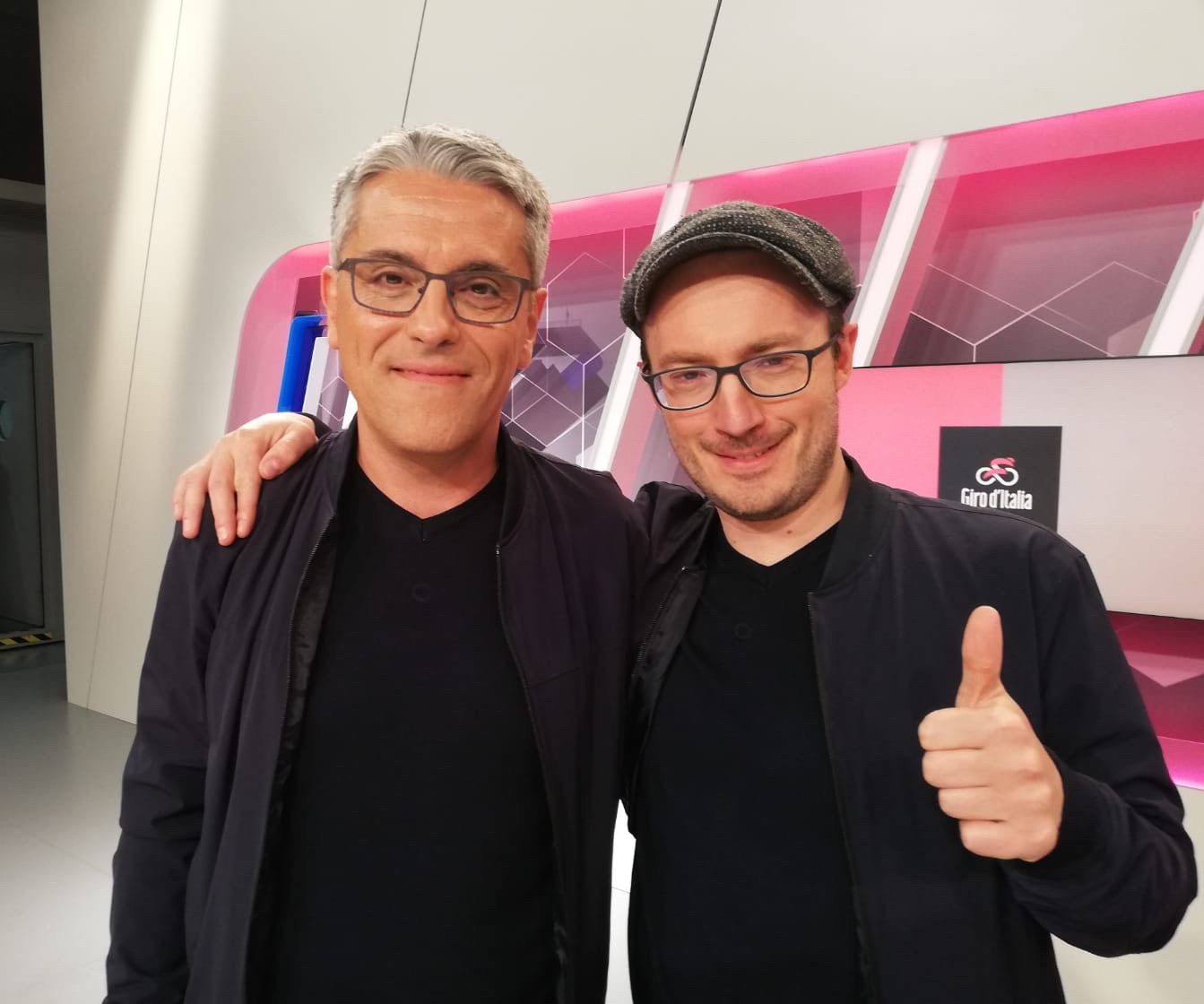 Alfontso Arroio eta Alessandro Ruta Italiako Giroan komentarista ari dira ETBren zuzeneko emanaldietan