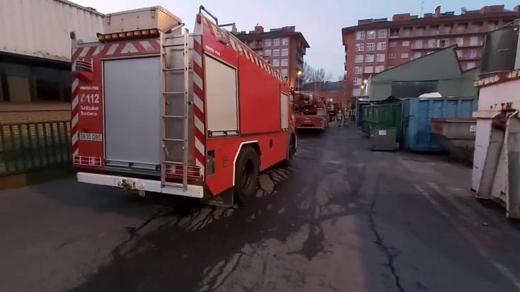 Enpresa bateko tximiniak sua hartu du Durangon