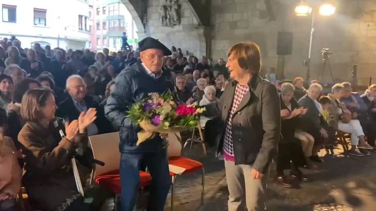 [BIDEOA] Omenaldi hunkigarria egin diote Juan Uribe bonbardaketaren lekukoari