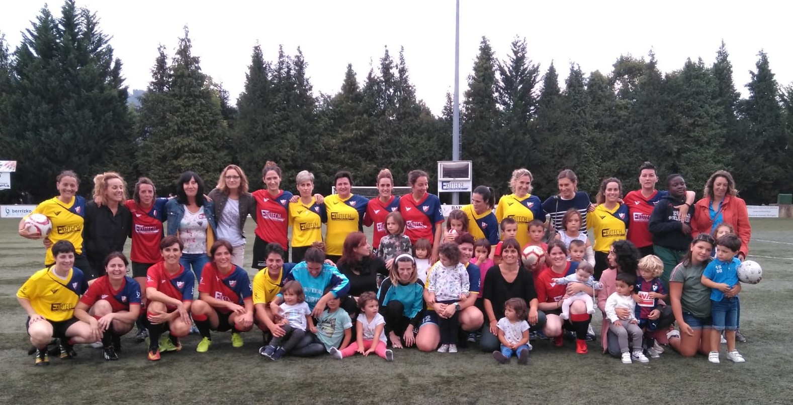 Berrizko futbol taldea osatu zuten emakumeak eguaztenero entrenatzen hasi dira berriro