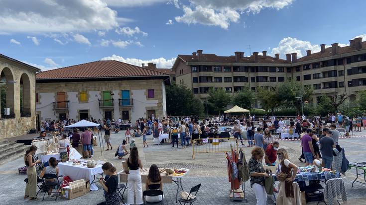 Emakume sortzaileen azoka egingo dute, zapatuan, Iurretako plazan