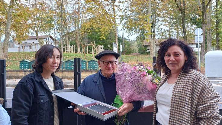 Martin de la Cruzek 100 urte bete ditu familia eta lagunez inguraturik