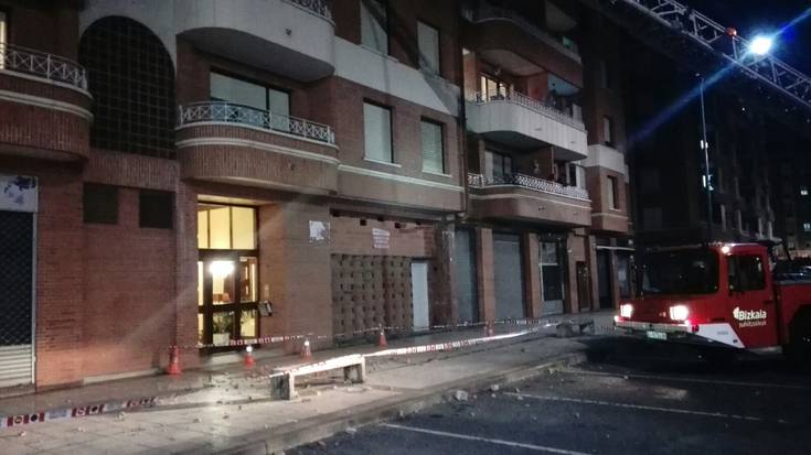 Zornotzako etxebizitza eraikin batean fatxada zatiak erori dira