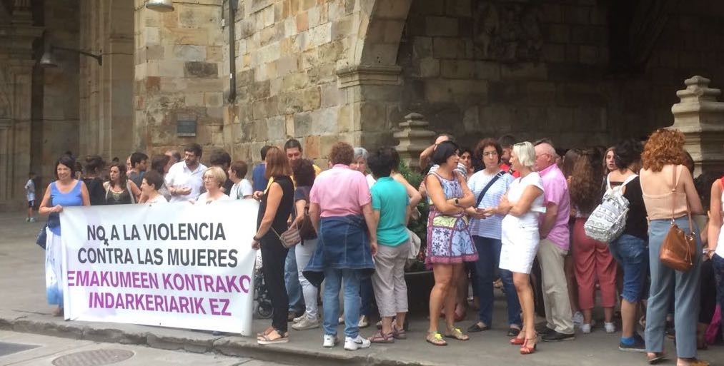 Durangon gertatutako erasoa gaitzesteko elkarretaratzea egin dute