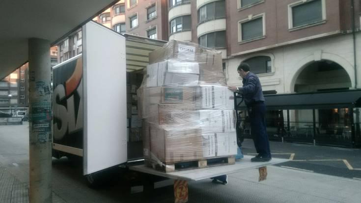Elkartasunezko 7.000 kilo arropa, Durangotik Greziara bidean