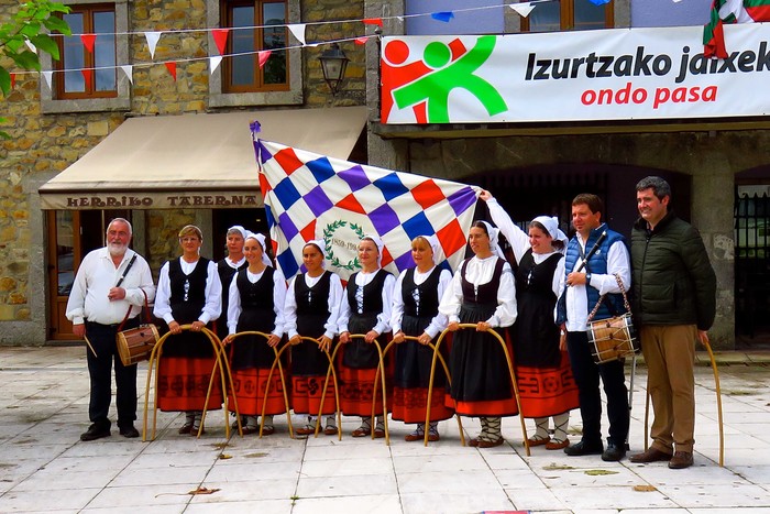 Dantzariak eta bertsolariak Izurtzako jaien amaieran - 1
