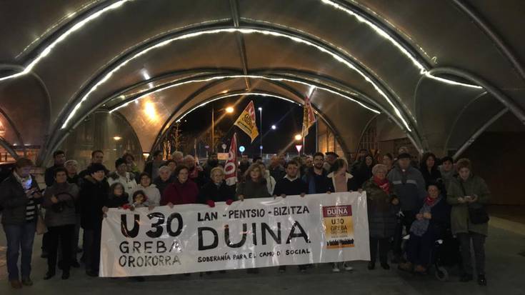 [BIDEOA] Mobilizazioak egin dituzte Durangaldeko hainbat herritan biharko greba egunaren harira