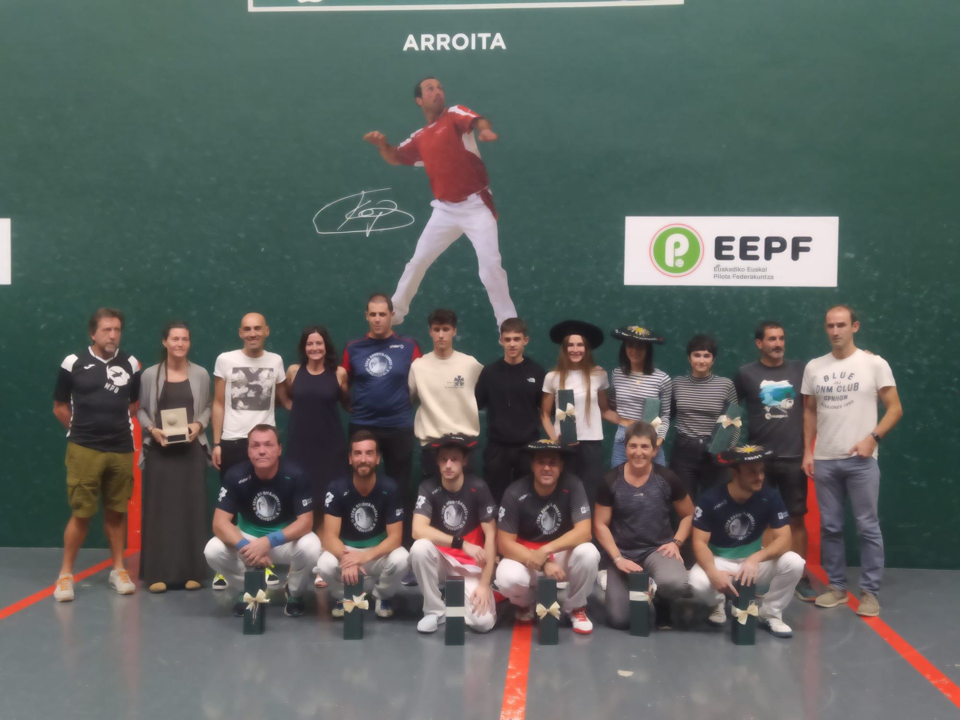 Inhar Ugarte buruz buruko txapeldun eta Espinal-Gorostiaga eta Larrarte-Mutuberria bikoteak binaka, Kepa Arroitajauregiren oroimenezko txapelketan