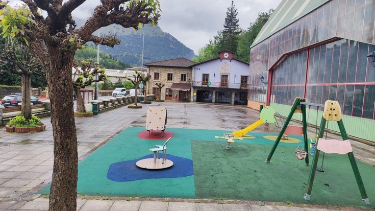 Izurtzako jolas parkeko txintxaunak herritarren artean zozkatu dituzte
