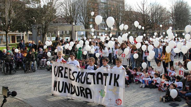 Bakearen aldeko 400 puxika Zornotzako zerura