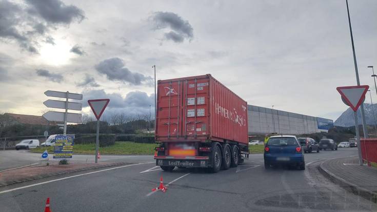 Kamioi bat matxuratuta dago Traña-Matienatik Lebariorako biribilgune inguruan eta auto ilarak egon dira