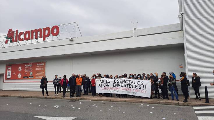 Supermerkatuetako beharginek protestak hasi dituzte elikadura merkataritzako ituna eguneratzea eskatzeko