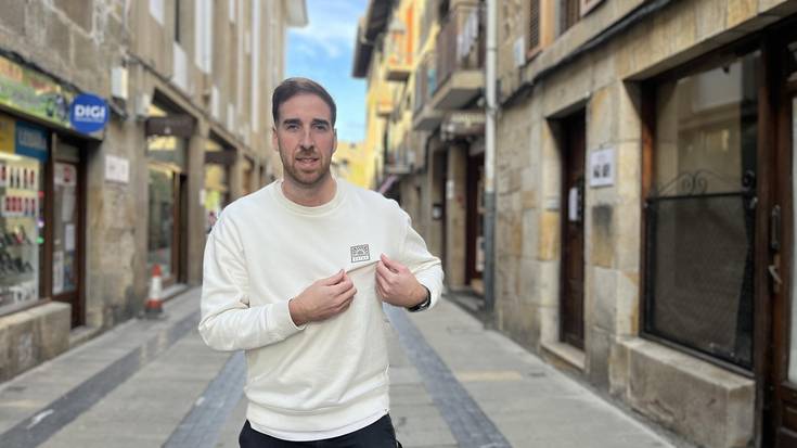 "Bertako mendi eta paisaiekin sortu ditut diseinuak"