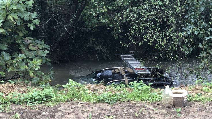 Atxondon errekara erori zen autoa ateratzen dabiltza