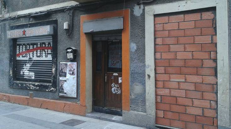 Ziztada Gunekoek lokalean jarraitzen dute, tapiatutako atea ondoko etxekoa zelako