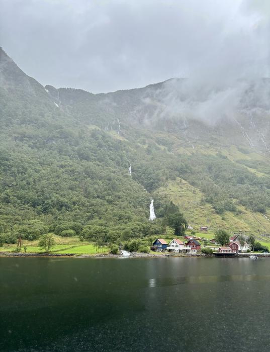 Laino eta ur-jauzi artean (Nærøyfjord, Norvegia)