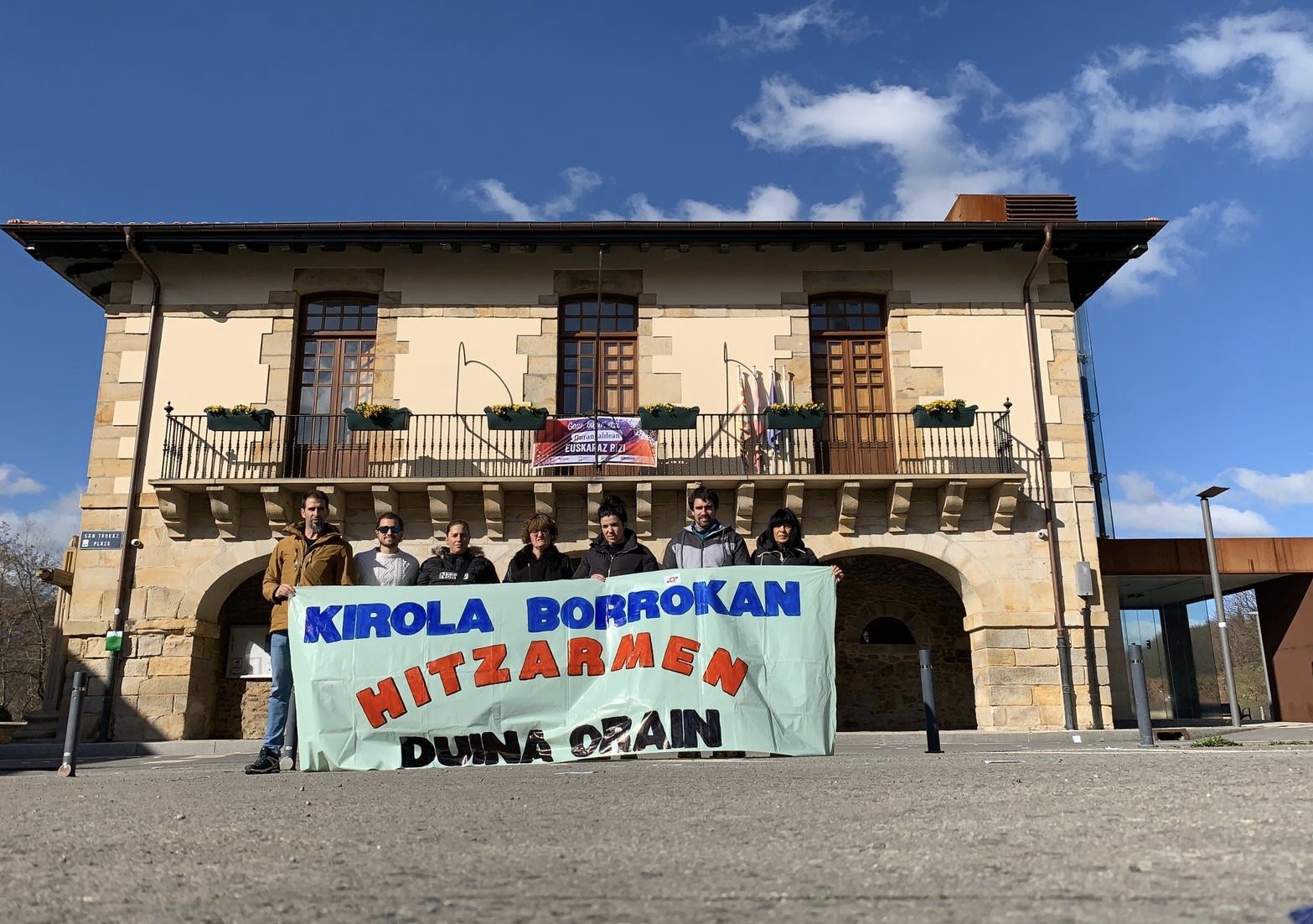 Abadiñoko kiroldegiko langileek udaletxe atarira eraman dute protesta