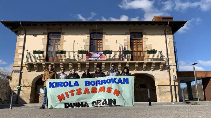 Abadiñoko kiroldegiko langileek udaletxe atarira eraman dute protesta